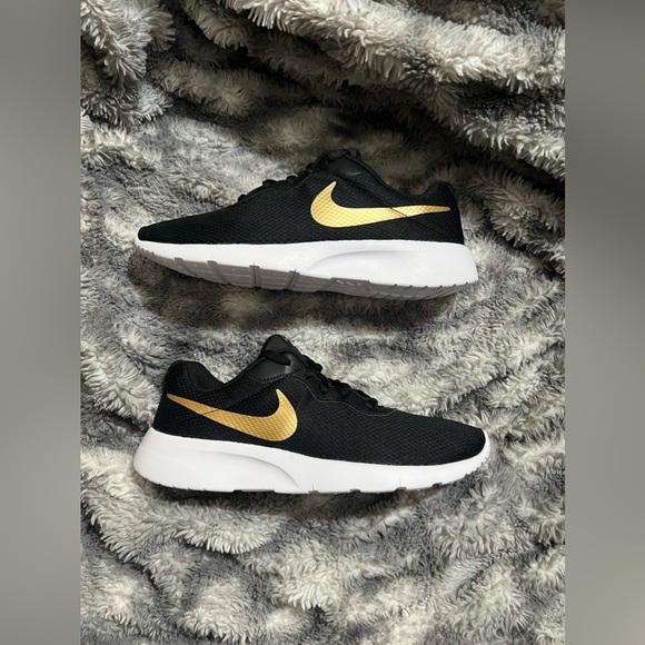 125:Nike Tanjun : Youth Size 7Y: Black / White- Gold - Picture 4 of 8